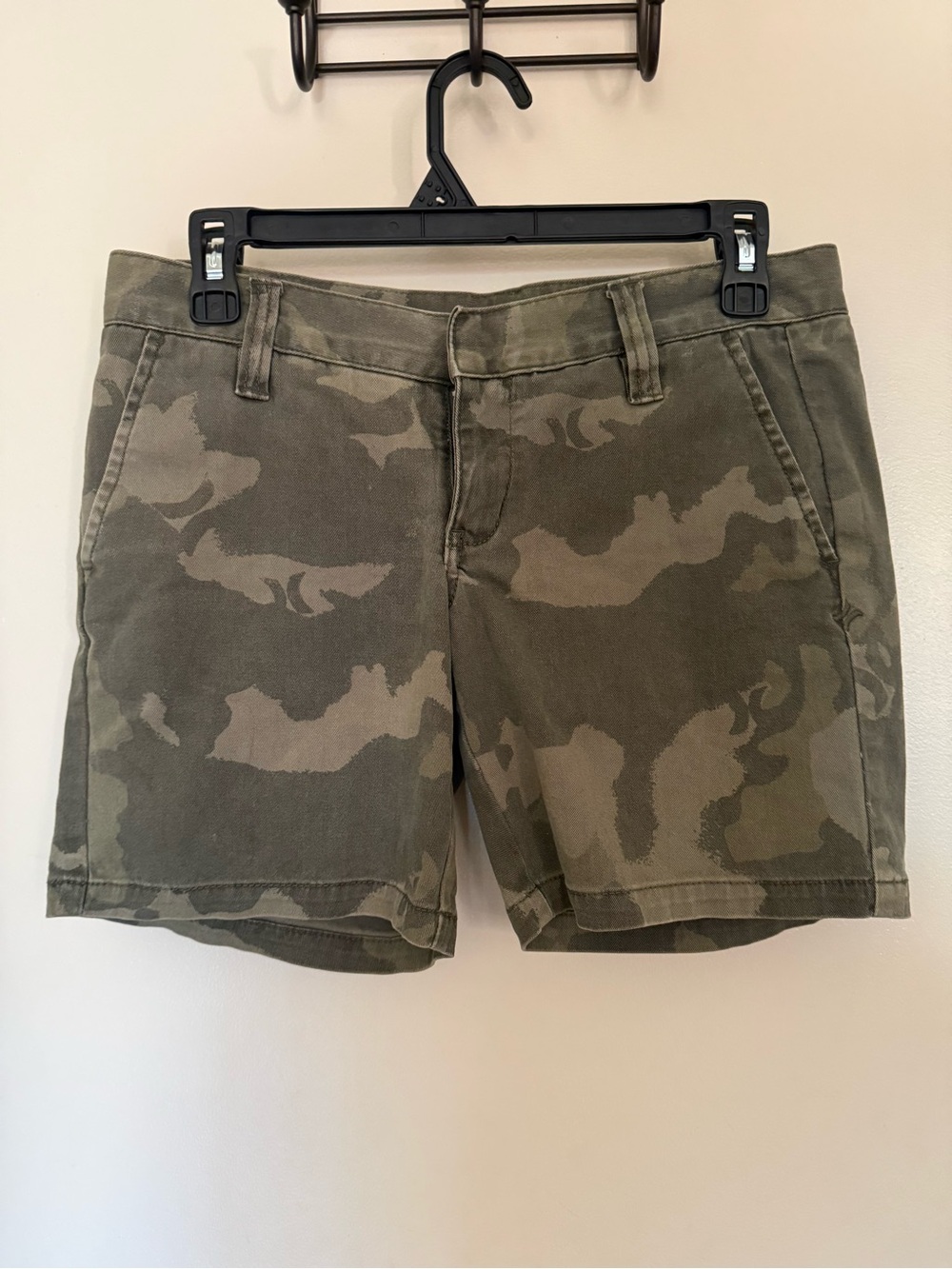 Hurley Women’s Camouflage Shorts in Olive / Army Green Camo Print Size 3